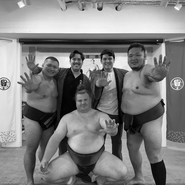 con luchadores de sumo en japón